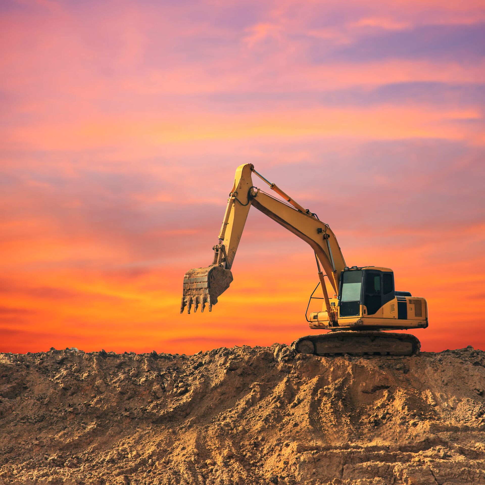 Excavadora trabajando al atardecer